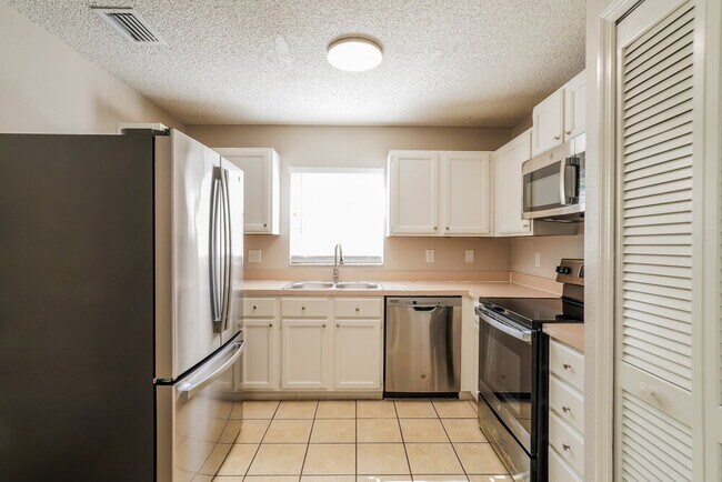 Building Photo - 2499 Lake Jackson Cir