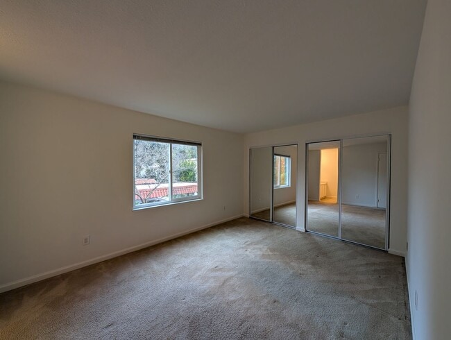Building Photo - 3 bed / 2 bah Condo. Hardwood floor, forced heat, lots of HOA amenities