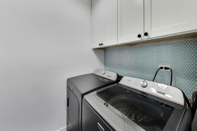 Building Photo - 2649 Crawford Ave