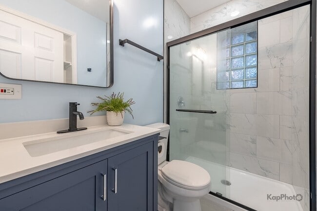 Building Photo - 2821 S Emerald Ave