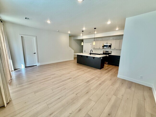 Building Photo - Spacious 3-BR Townhome in Washington