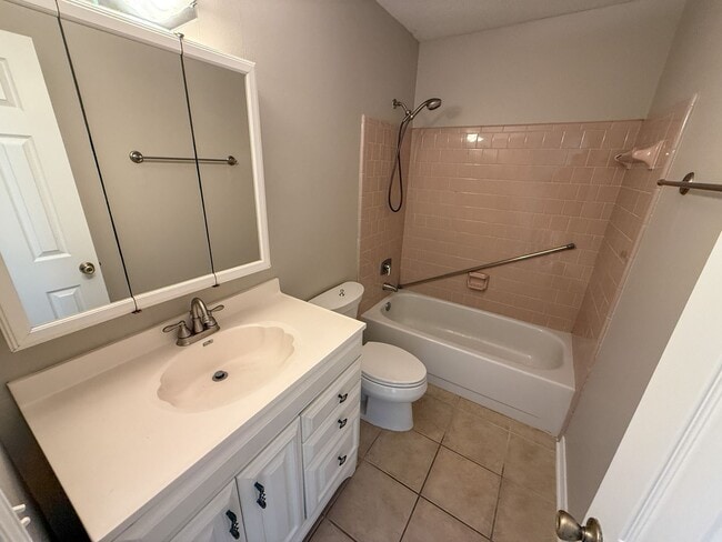 Building Photo - Well maintained 3 bedroom 2 bath home avai...