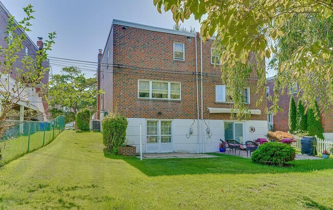 Building Photo - 8850 Manchester St