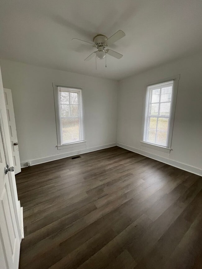 Building Photo - Charming, Two bedroom, One bathroom house in Columbia!