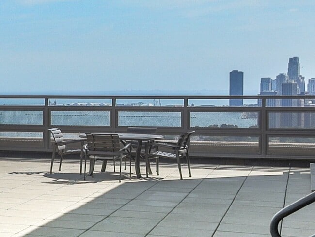 Building Photo - 2650 N Lakeview Ave