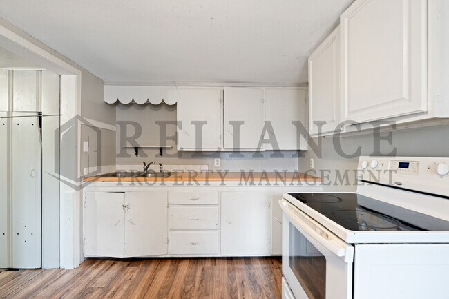 Building Photo - 617 N Clara St