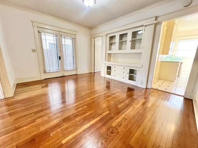 Building Photo - MOVE IN SPECIAL - Lower Level 1 Bedroom with Den/Office in Alamitos Beach Apartment