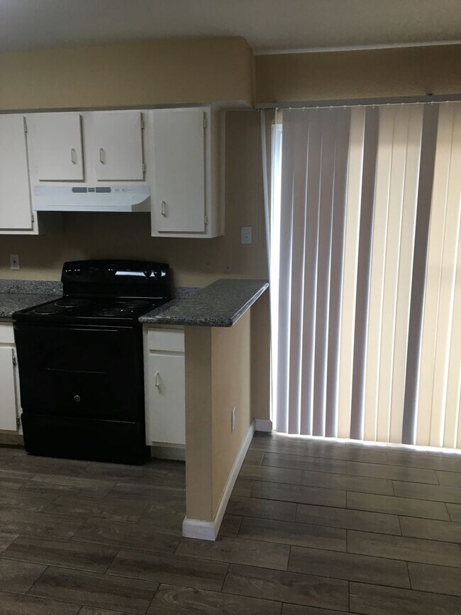 Building Photo - 2 BR 1.5 BA Two Story Townhome