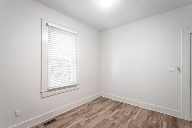 Building Photo - 2 Bedroom Home in North Chattanooga