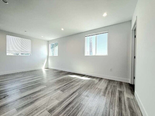 Building Photo - 829 E 74th St