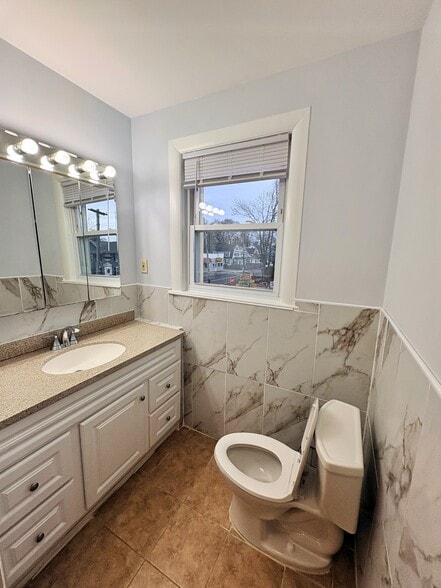 Building Photo - 253 Humphrey St