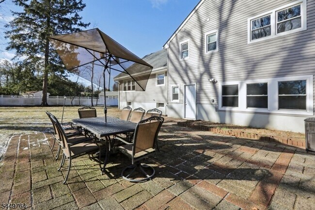 Building Photo - 287 Country Club Dr