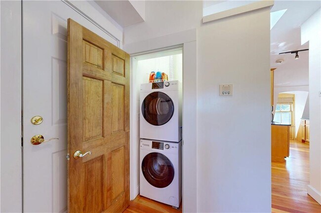 Building Photo - 54 Halsey St