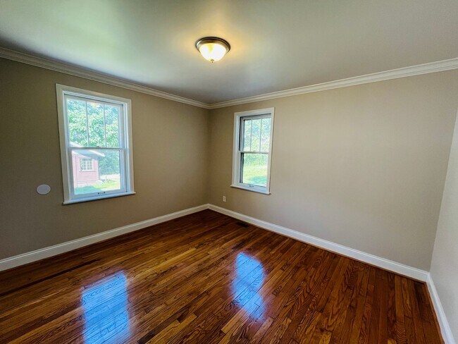 Building Photo - 3 Bed 1 Bath - Harwood Floors