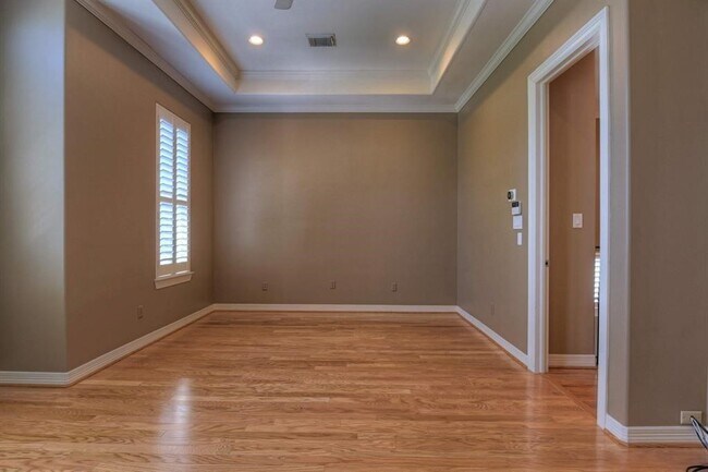 Building Photo - 2406 Wroxton Rd