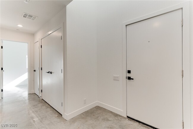 Building Photo - 254 Tower St