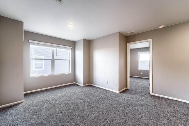 Building Photo - Gorgeous 4 bed, 3 bath, loft and an office!