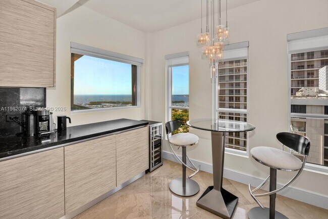 Building Photo - 2645 S Bayshore Dr