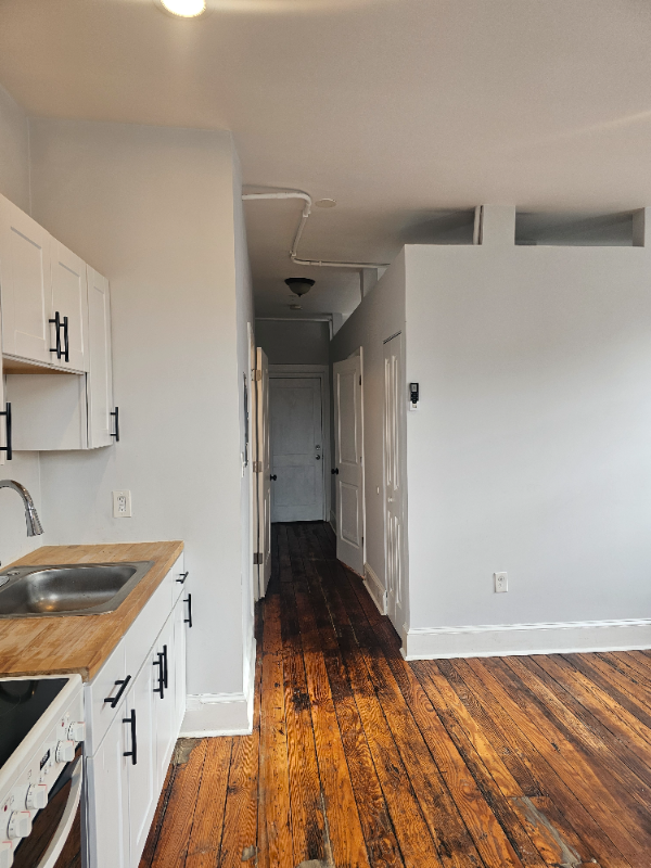 Building Photo - 2116 N Charles St