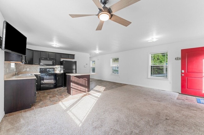 Building Photo - Modern 3-Bedroom Home Near Branson Landing – Available Now!