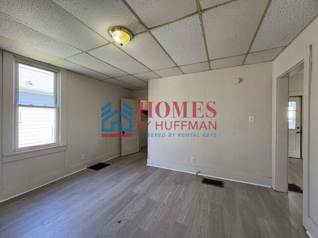Building Photo - Two Bedroom House | New Flooring