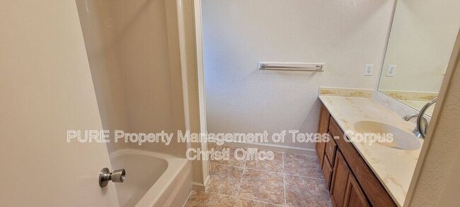 Building Photo - 2255 Lombardy Dr