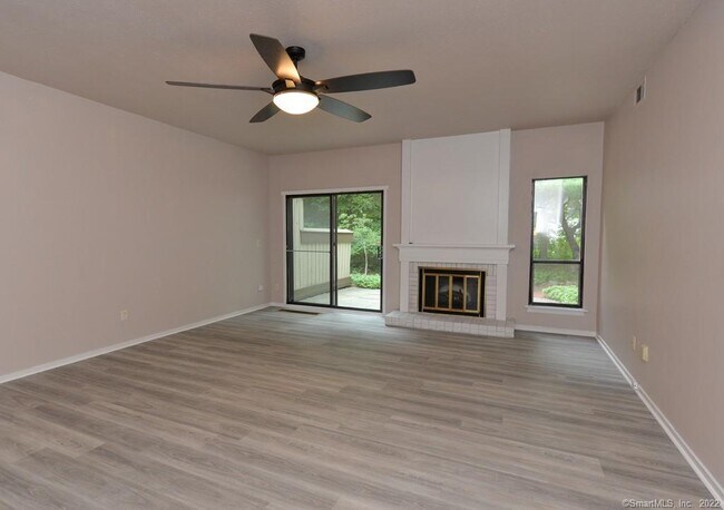 Building Photo - 994 Heritage Vlg