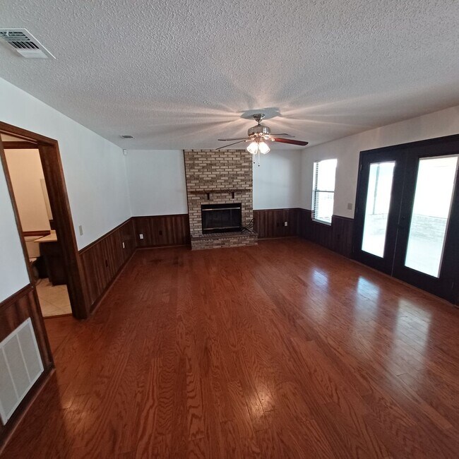 Building Photo - 2295 Foxwood Dr