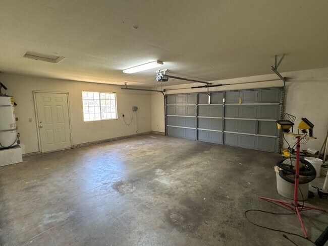 Building Photo - 3 bedroom 2 bath house in established neighborhood