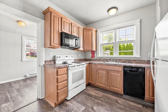 Building Photo - Student Rental next to WCU Campus | 3 Bed Single Family Home w/ Covered Front Porch, Yard & Basem...