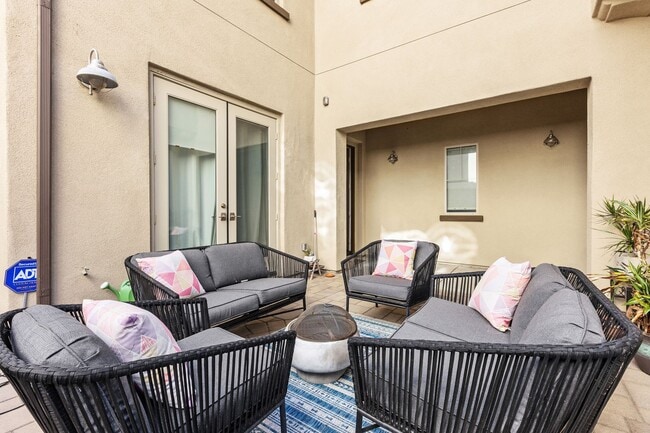 Building Photo - Beautiful 5 bedroom home in Heart of Carme...