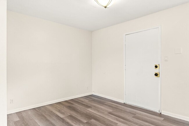 Building Photo - Move-In Ready: Secure 3BR Oakland Apartment with Paid Utilities