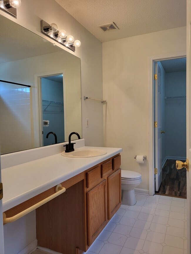 Building Photo - 3 bedroom home in Highland Creek