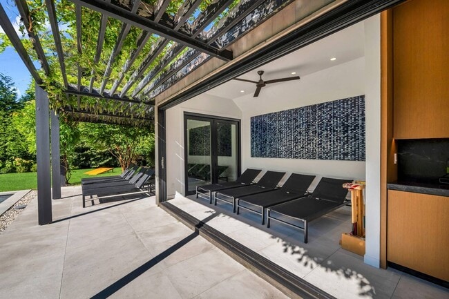 Building Photo - 60 Gansett Ln