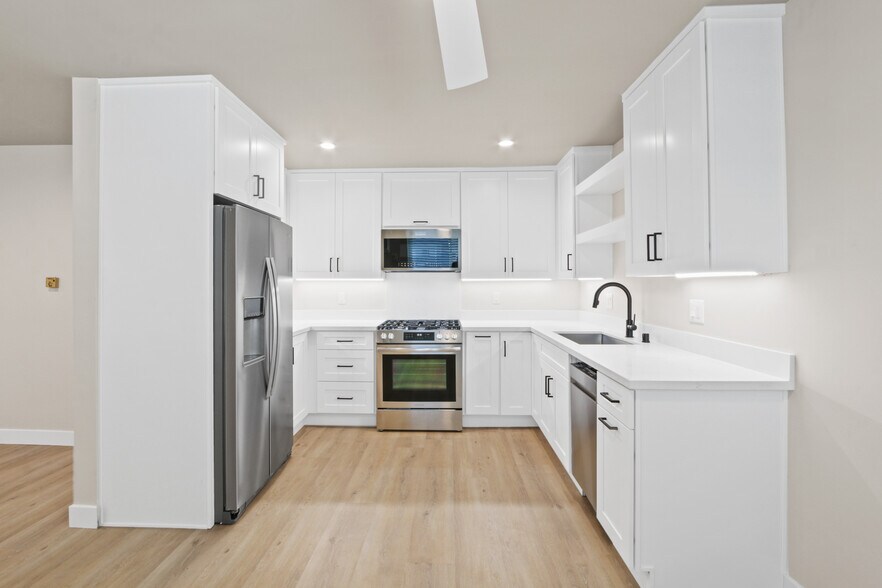 Kitchen - 15962 S Myrtle Ave