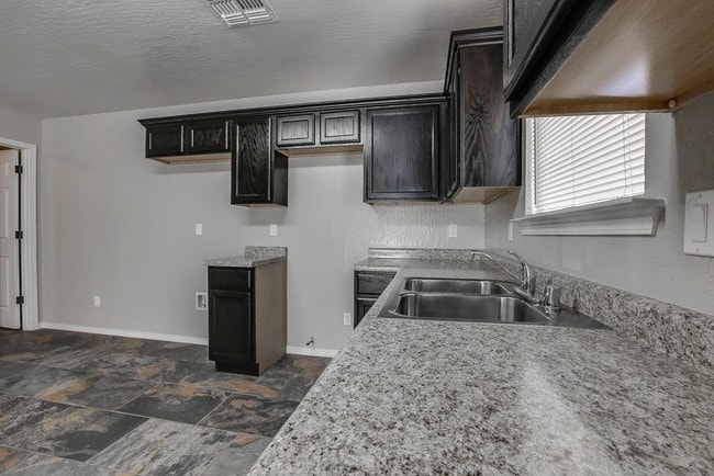 Building Photo - 512 Center Way