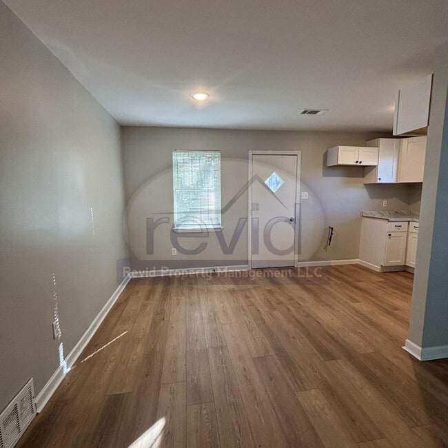 Building Photo - Recently Renovated 3Bed/1.5Bath Available ...