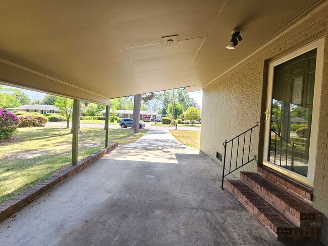 Building Photo - Updated Features