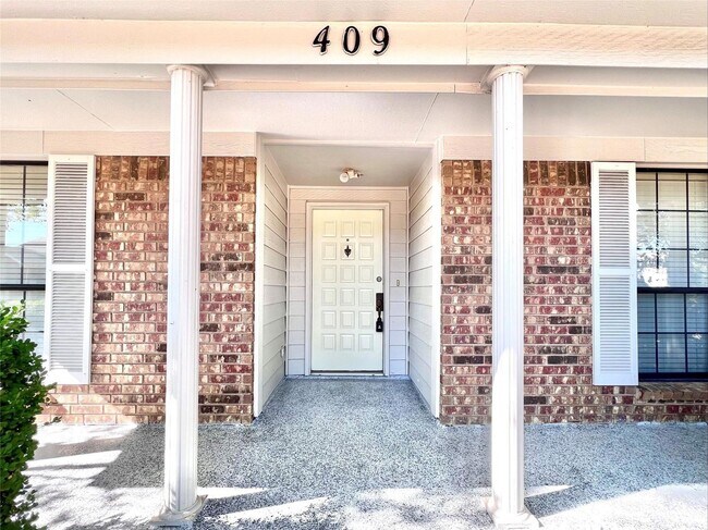 Building Photo - Beautifully Updated 3-Bedroom Home with Bonus Guest Suite in Lewisville!