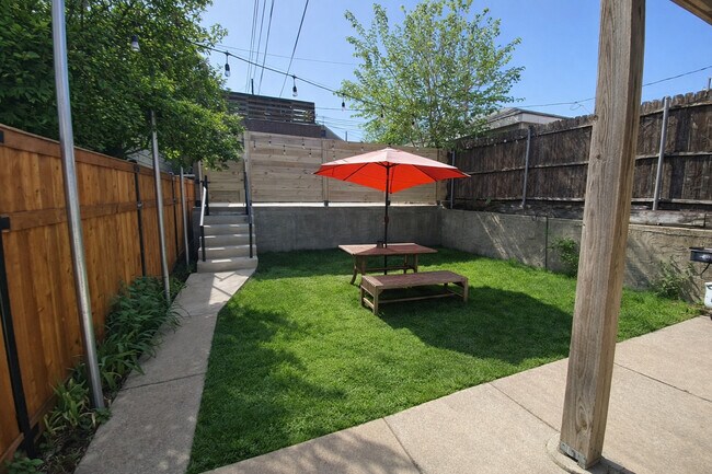 Building Photo - 1644 N Hermitage Ave