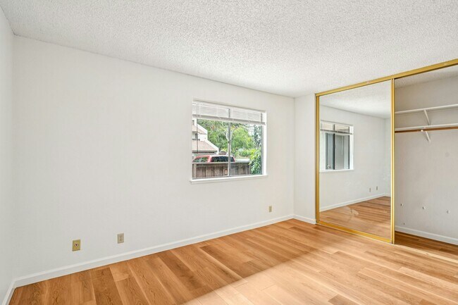 Building Photo - 999 Evelyn Terrace W