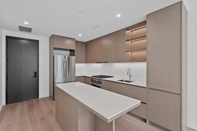 Building Photo - 610 Davis St