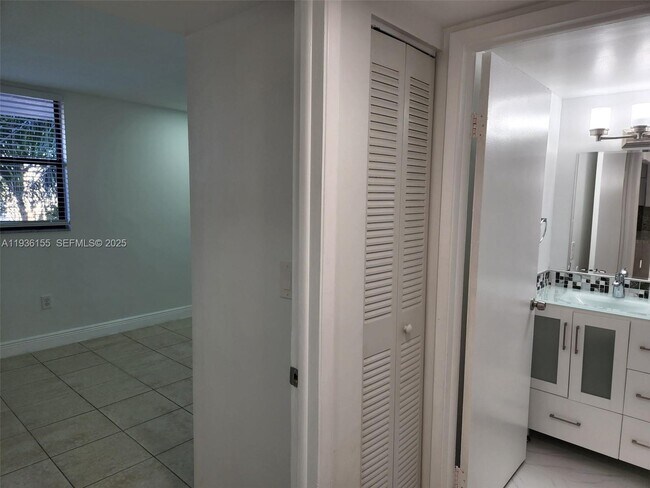 Building Photo - 10315 NW 9th St Cir