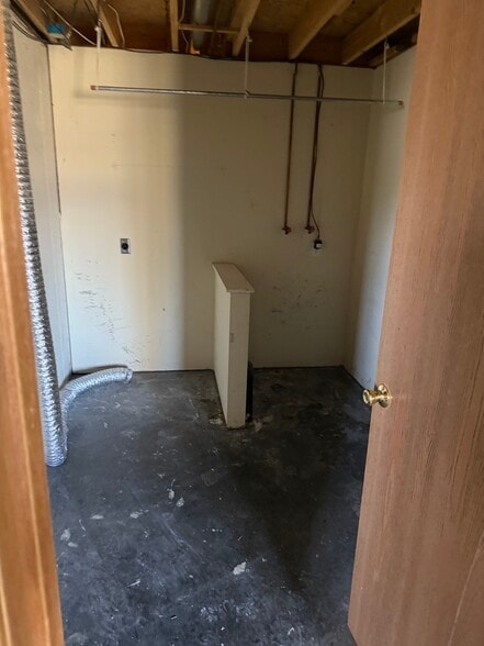 Laundry room - 2207 Roma Ln