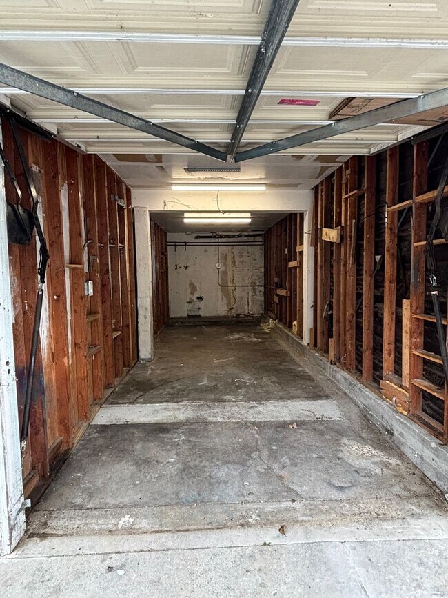 Building Photo - Spacious 4 Bed/2 Bath  Apartment for Rent in San Pedro