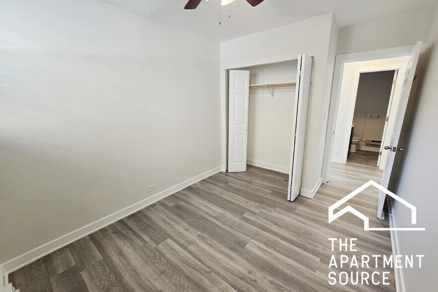 Building Photo - 732 W Roscoe St