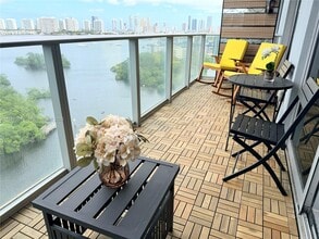 Building Photo - Luxury 2BR + Den Residence with Panoramic ...