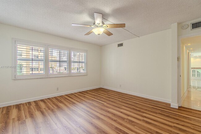 Building Photo - 121 Golden Isles Dr