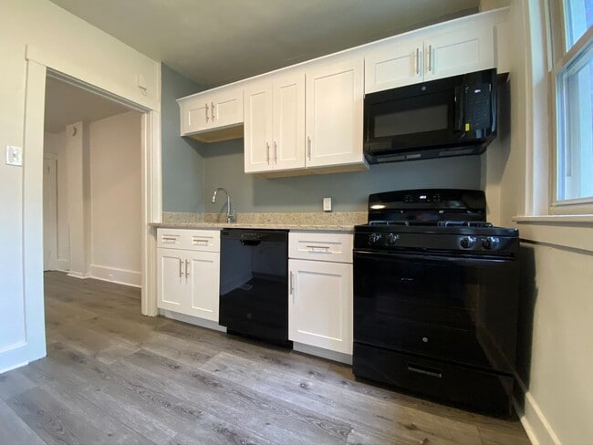 Primary Photo - Charming Three Bedroom Townhouse in Squirr...