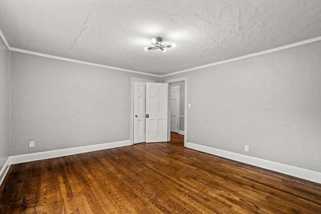 Building Photo - Rare Kenwood Townhome, Across from Campus